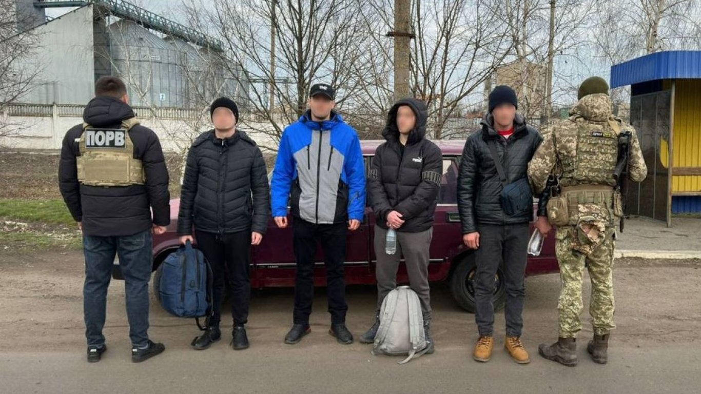 Планували незаконно виїхати до Молдови — на кордоні затримали трьох ухилянтів