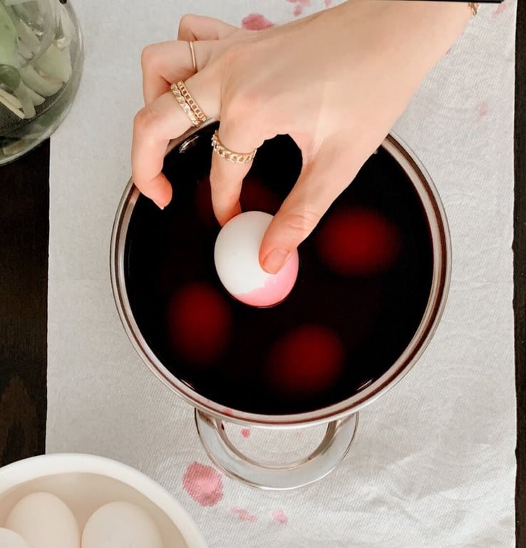 Рожеві крашанки на Великдень у буряку - приготування