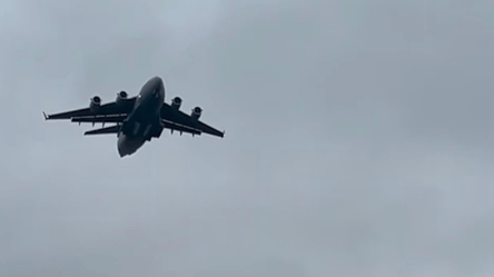 Американский военный самолет неожиданно прибыл в Москву - 285x160