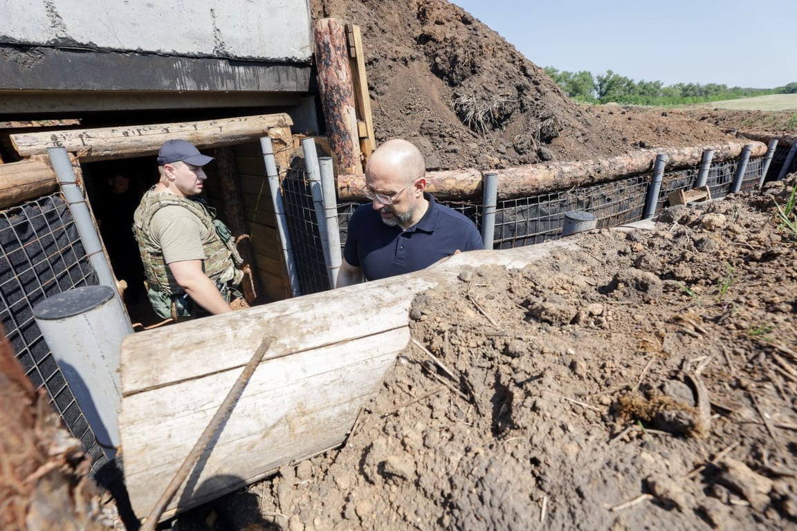 Денис Шмигаль перевірив, як будують фортифікації на Харківщині