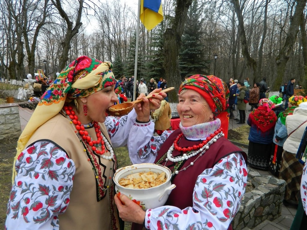 Масниця 2024 — привітання у віршах українською мовою