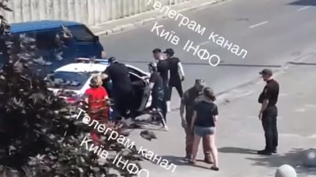 В Киеве работники ТЦК, полиция и неизвестные в черном пытались силой задержать мужчину — видео - 285x160