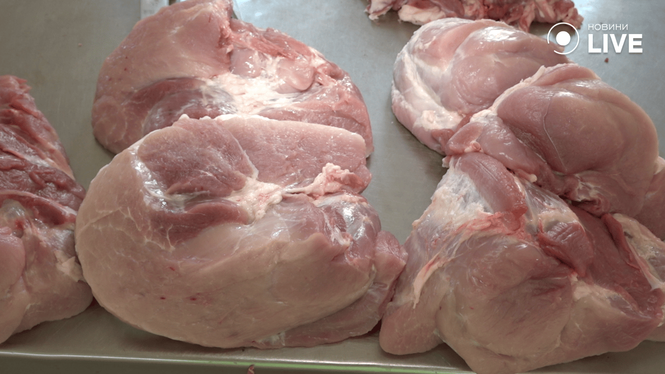 Свинина на прилавку привоза 