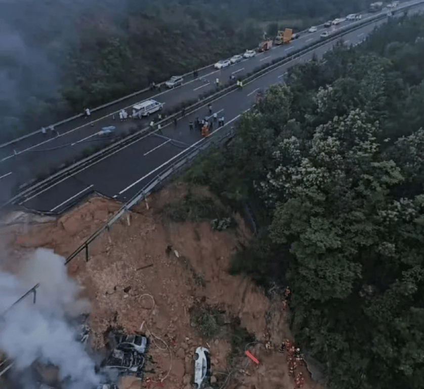 У Китаї обвалилося шосе