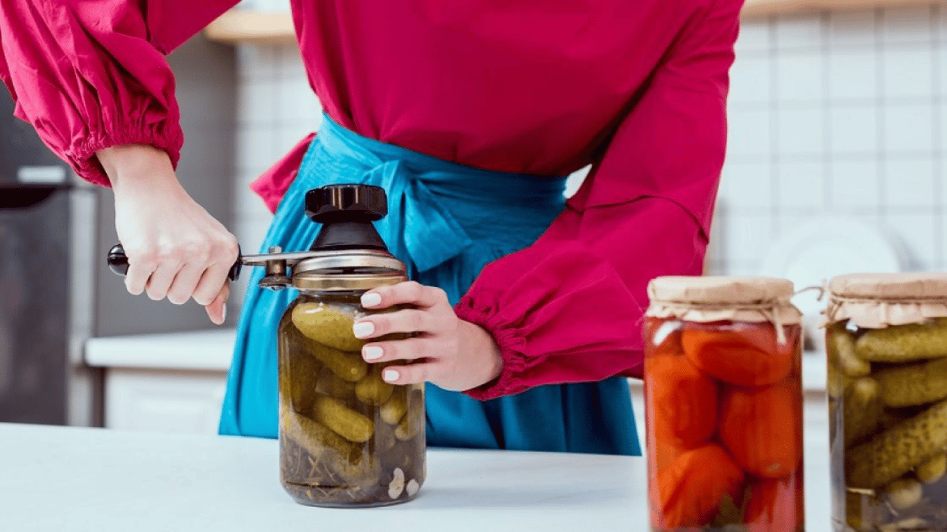 Господиня займається консервацією.