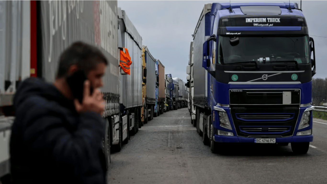В Польщі перевізники знову заблокують контрольно-пропускний пункт на кордоні з Україною
