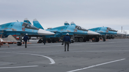 СБУ знищила щонайменше шість літаків на аеродромі Морозовськ в Росії - 290x166