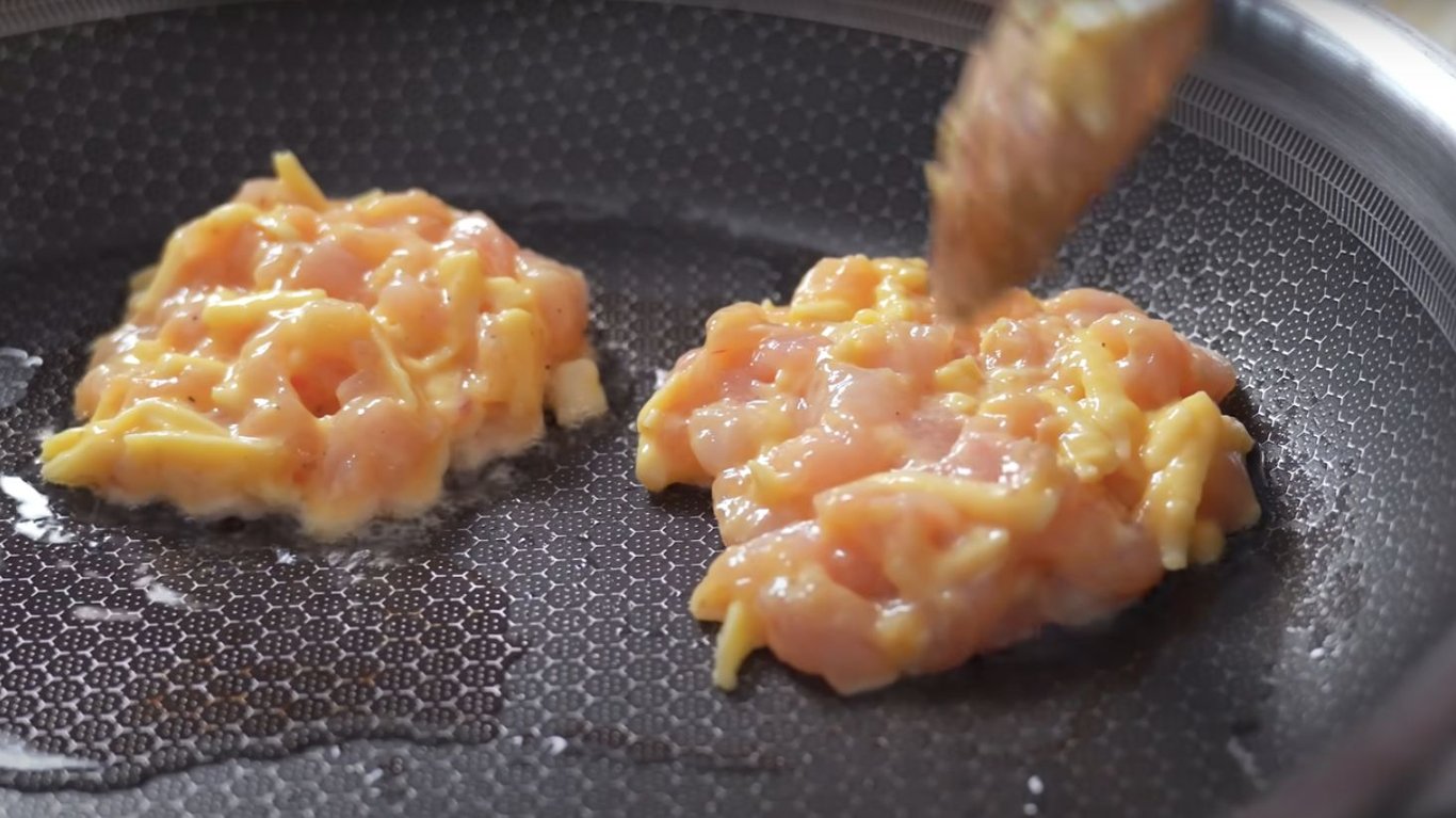 як приготувати рублені котлети з сиром на обід 