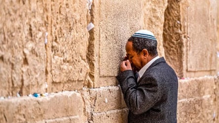 На Оболоні члена єврейської громади залили сльозогінним газом - 285x160