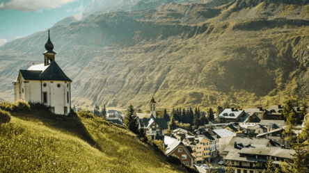 Cosy town in the Alps at an altitude of almost 1500 meters - 285x160