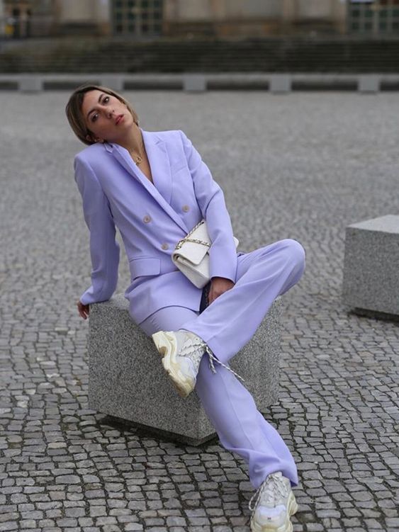 Молодая женщина в брючном костюме