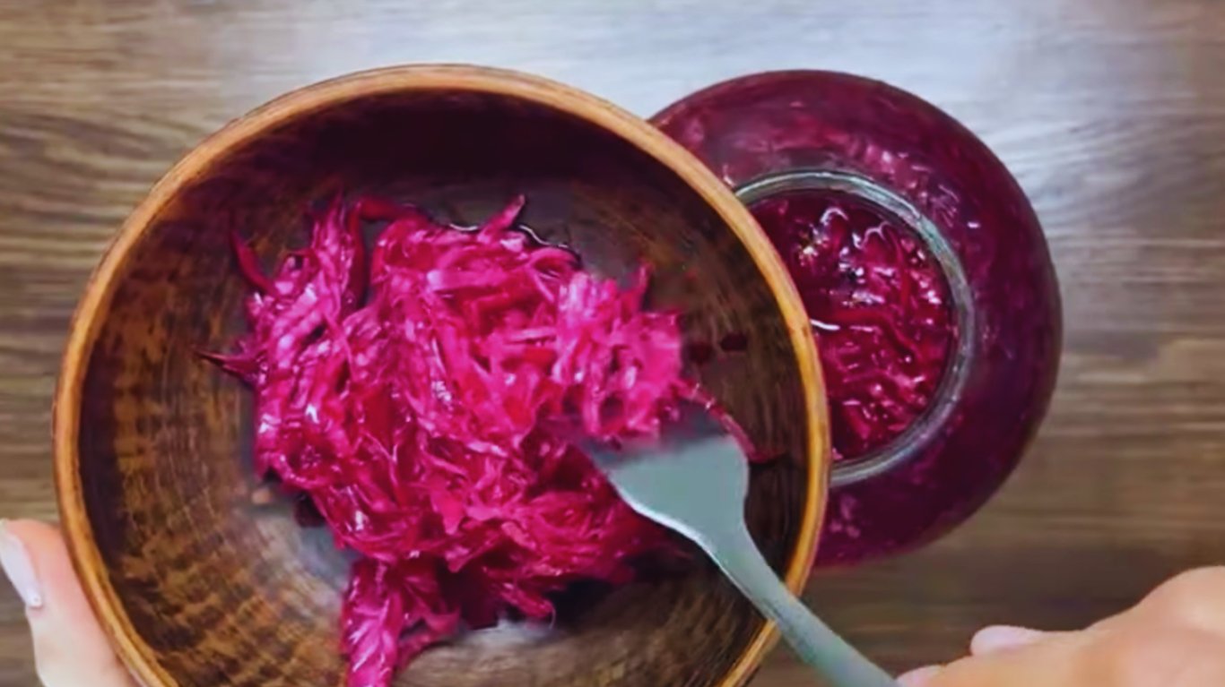 смачна квашена капуста з буряком