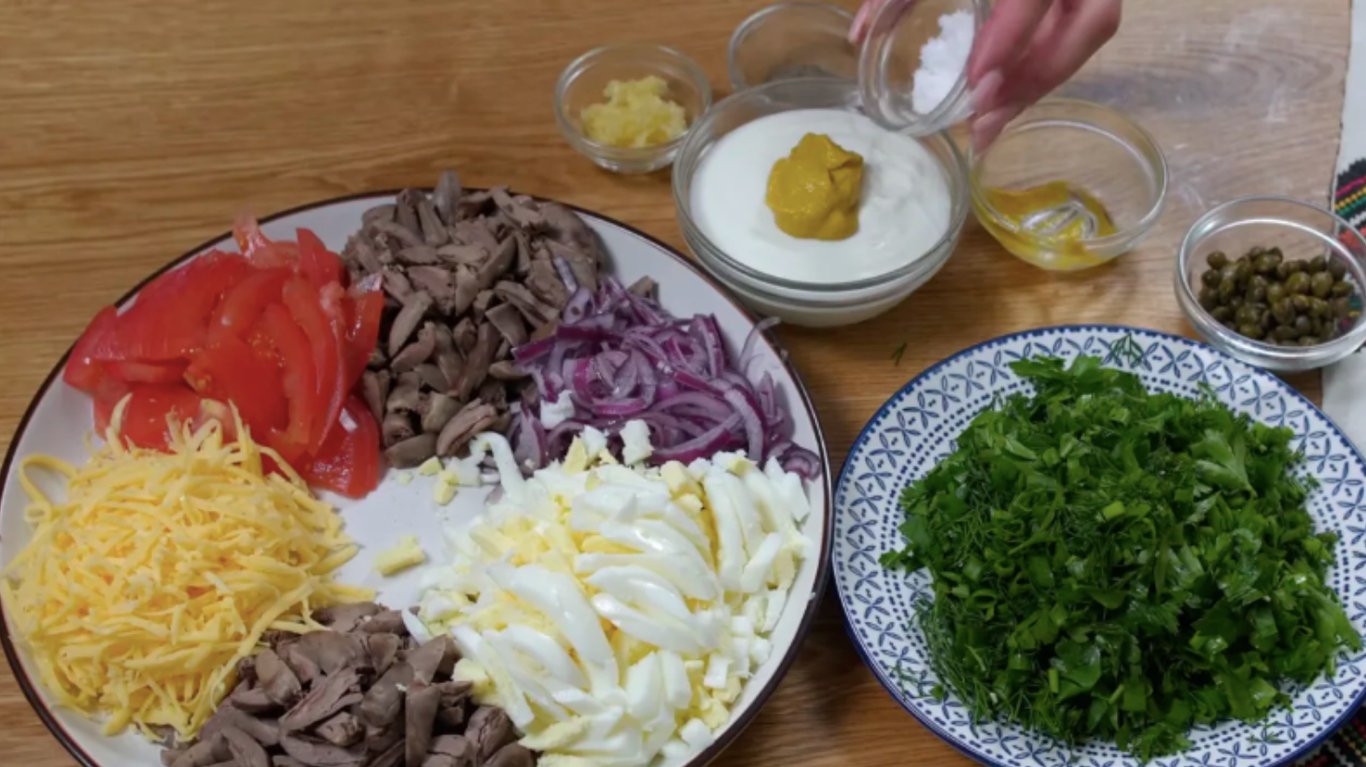 смачний салат з курячими сердечками