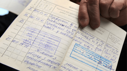 Трудовые книжки в Украине нужно оцифровать до 10 июня: как это сделать - 285x160