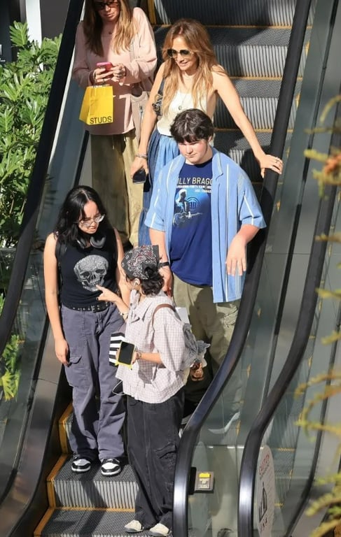 Джей Ло "лікує" рани після розлучення  на спільному шопінгу з донькою - фото 2