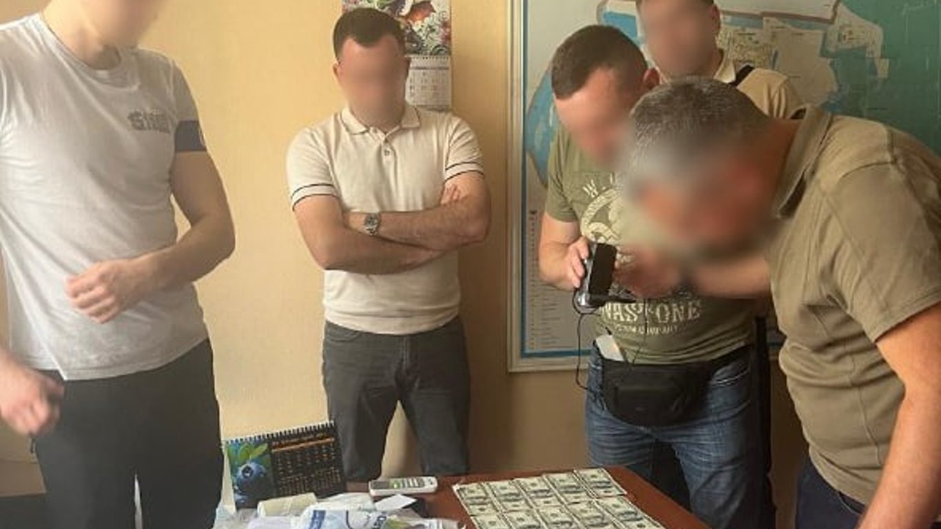 Дві тисячі доларів хабаря за підписання договору оренди — у Києві інженера спіймали "на гарячому"