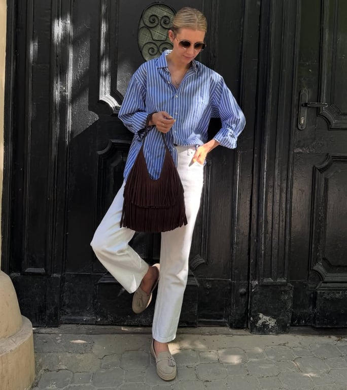 The bag with fringe has an original look.