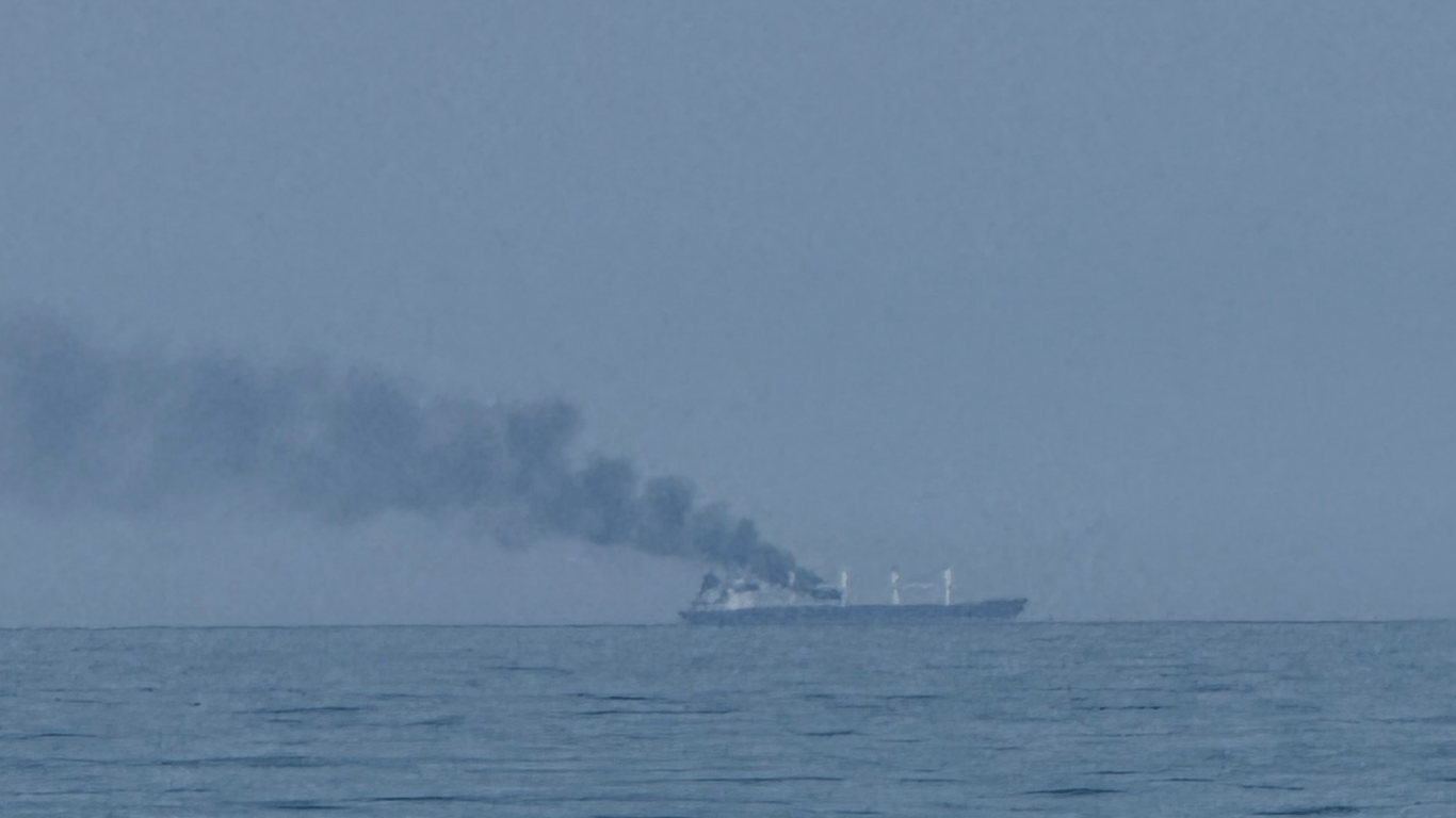 Комбінована атака РФ на Одещину: у морі палає чергове судно