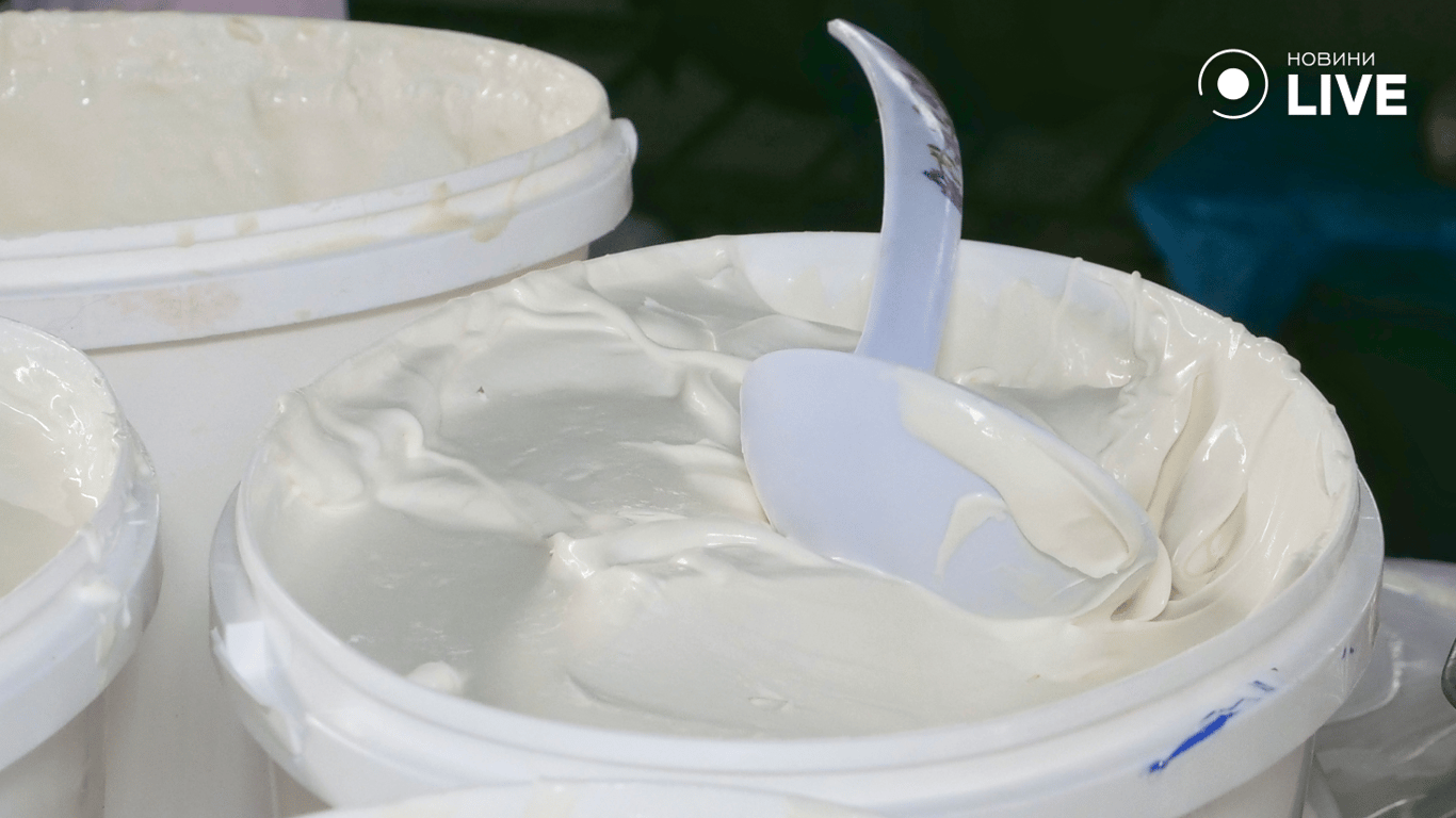 Сметана на прилавках ринку