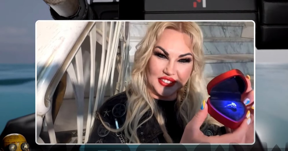 Камалія хизується обручкою