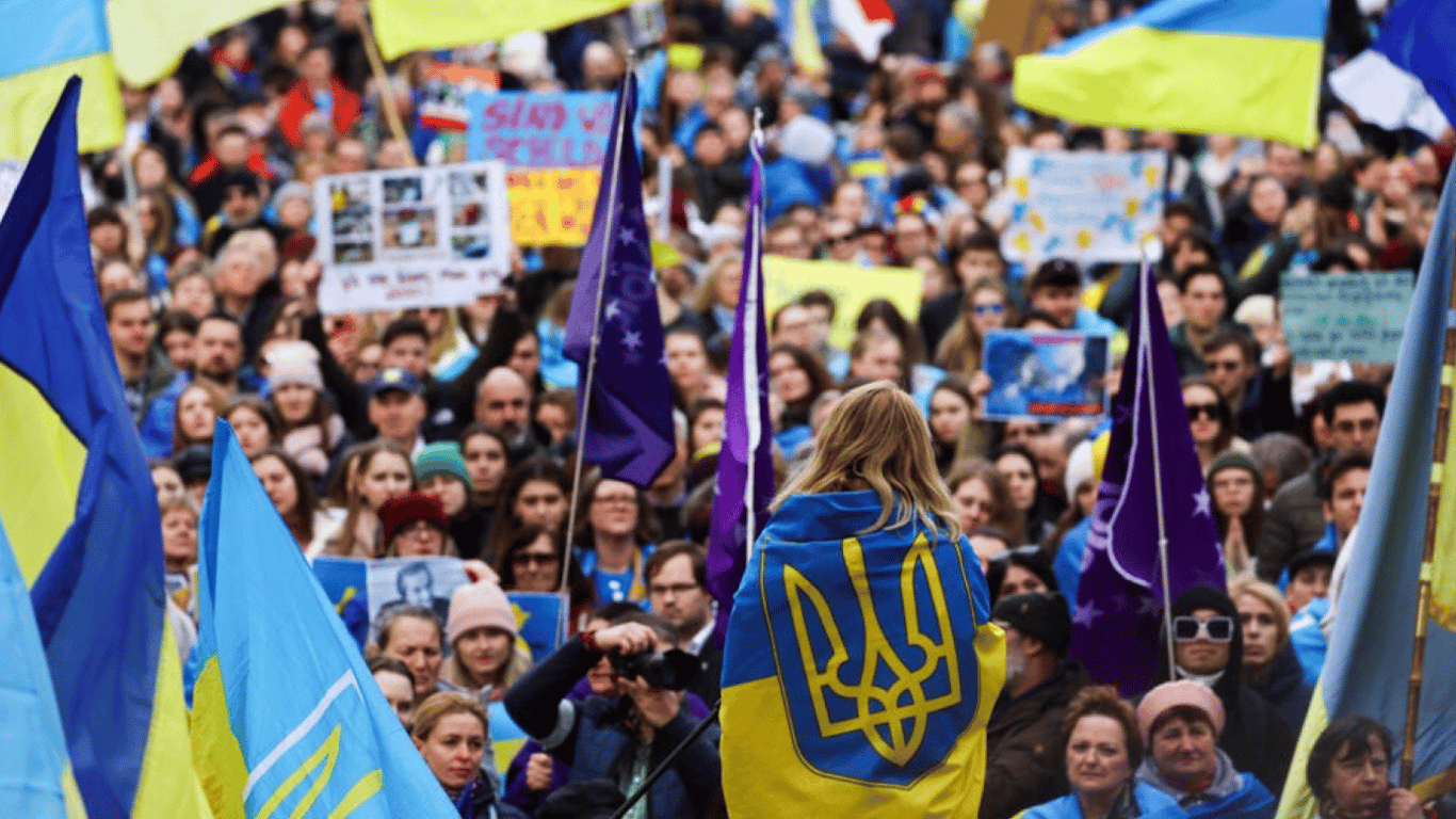 Как население стран Европы и США относится к украинским беженцам.
