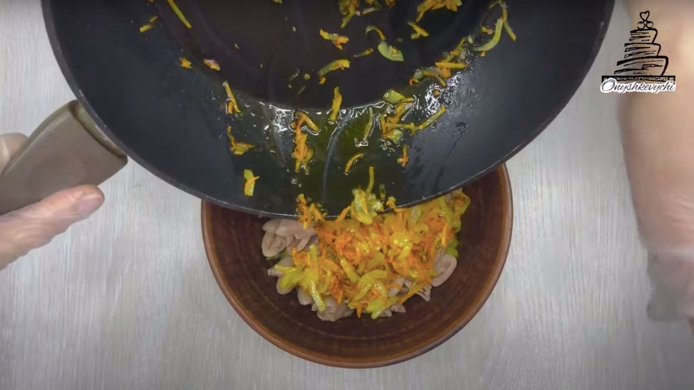 вкусный салат с куриными сердцами