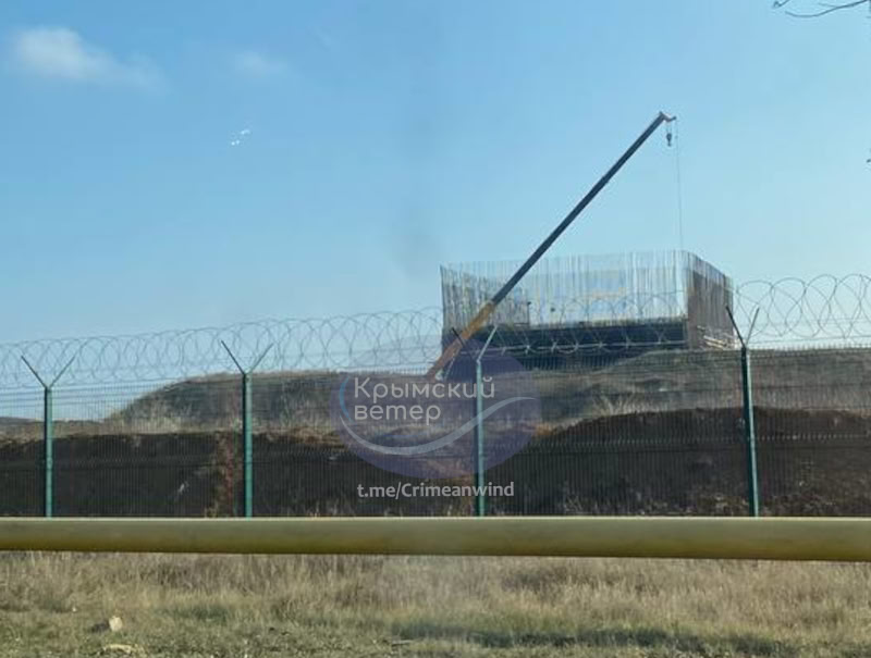 Под прицелом ВСУ — РФ прячет самолеты в Крыму в укрытиях - фото 1