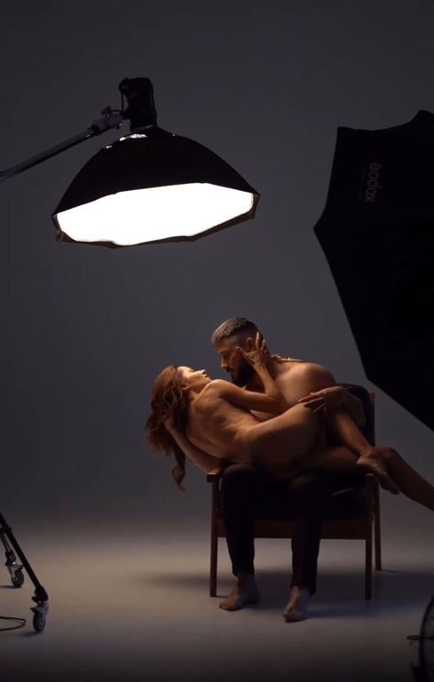 Обнаженная Наталья Денисенко на коленях любимого