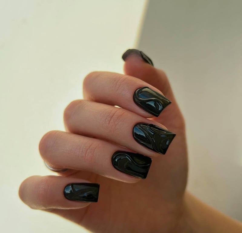 Цікавий дизайн манікюру в чорному кольорі