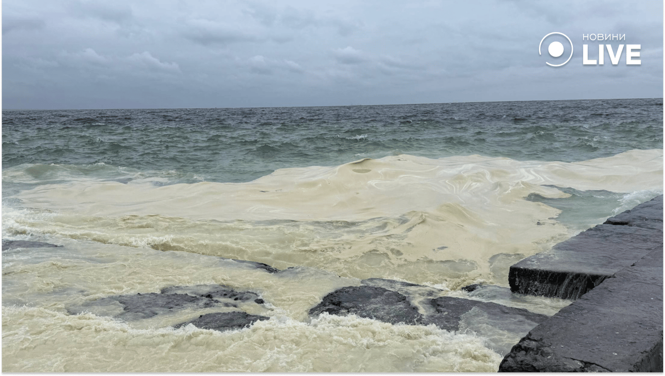 В Одесі у морі виявили плями олії