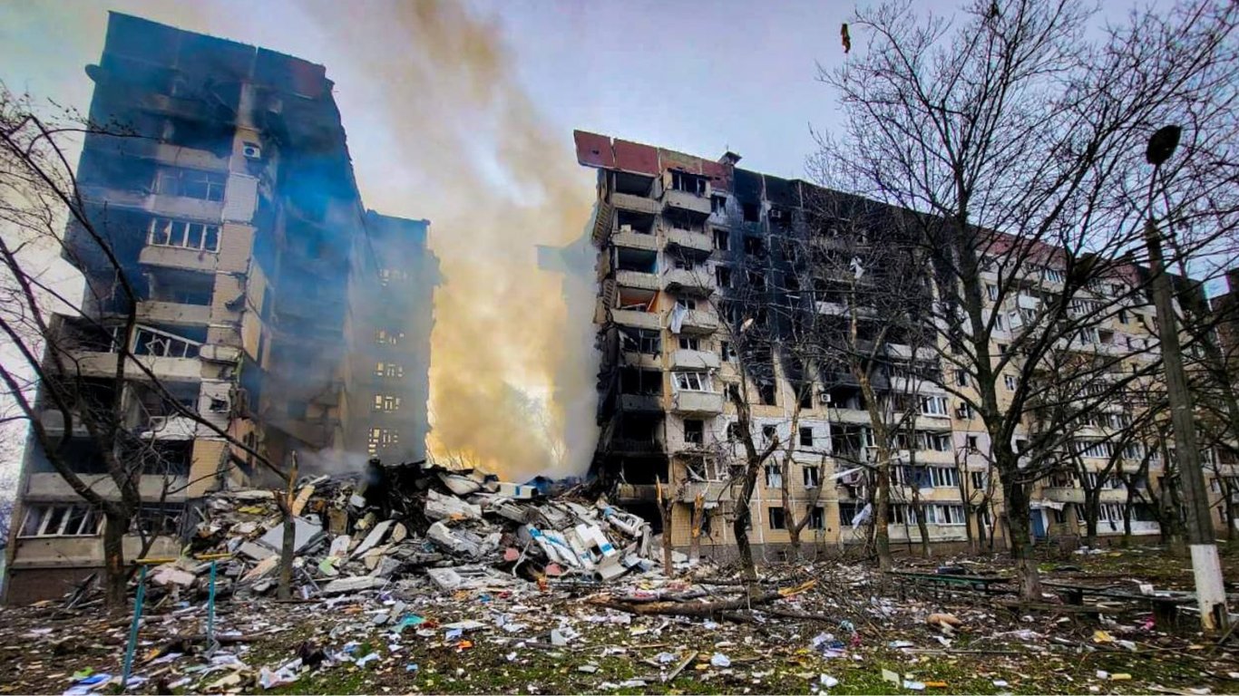 Российский авиаудар по Угледару: из-под завалов жилого дома достали женщину