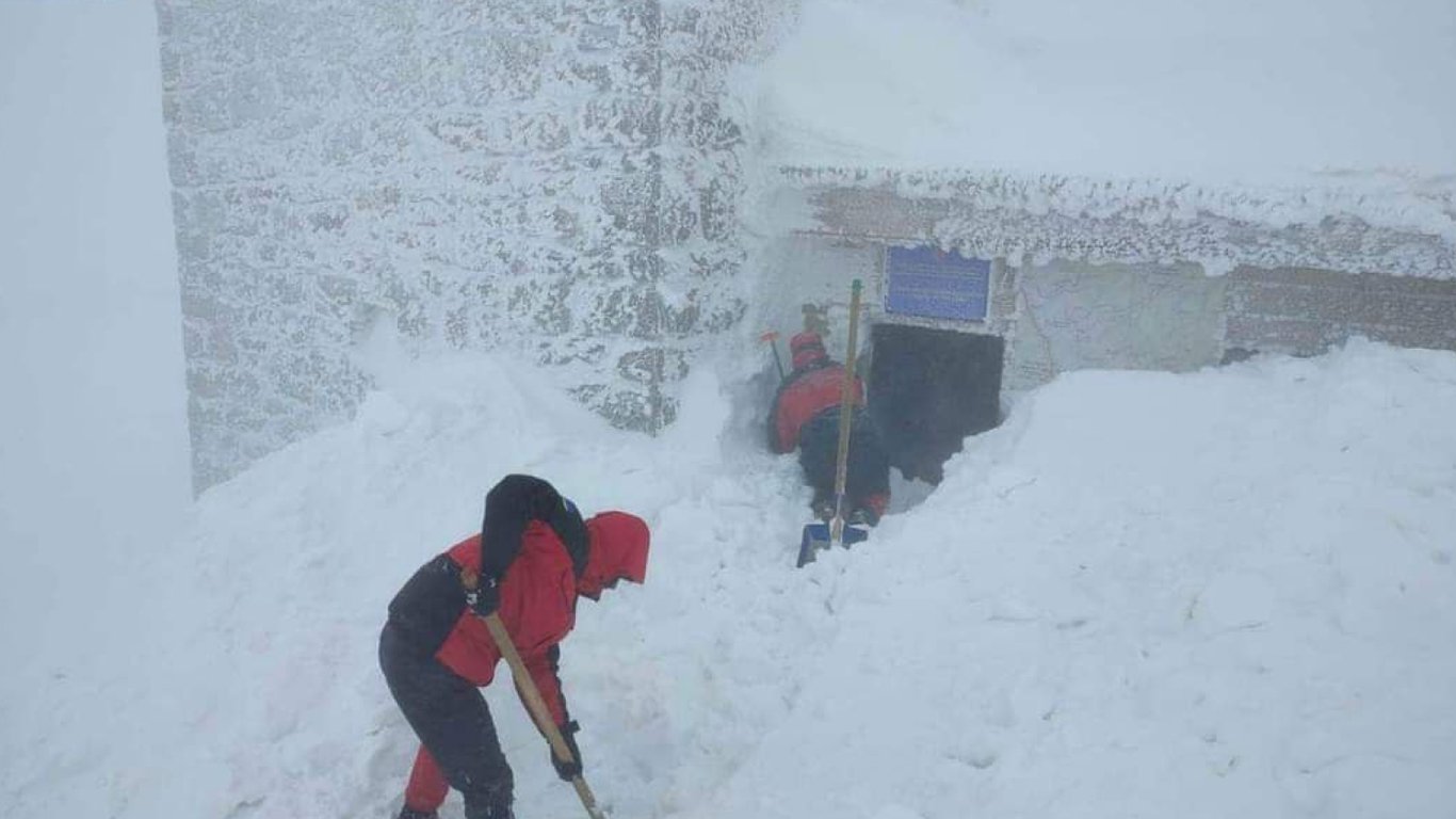Снегопад в Карпатах: ГСЧС показала фото с горы Поп Иван