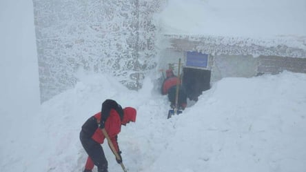 На горі Піп Іван у Карпатах намело два метри снігу - 285x160