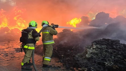 Масштабна пожежа й поранені — наслідки нічного удару по Сумах - 285x160
