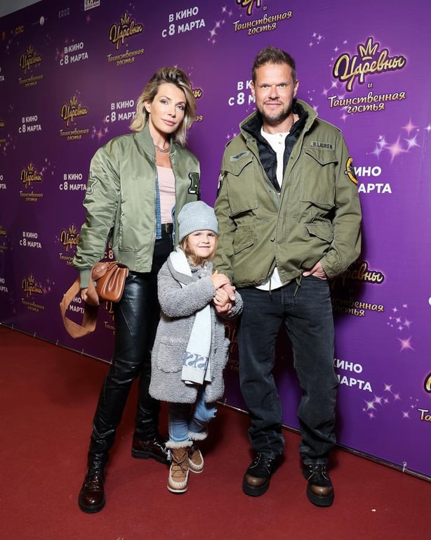 Бумажная с мужем и дочерью