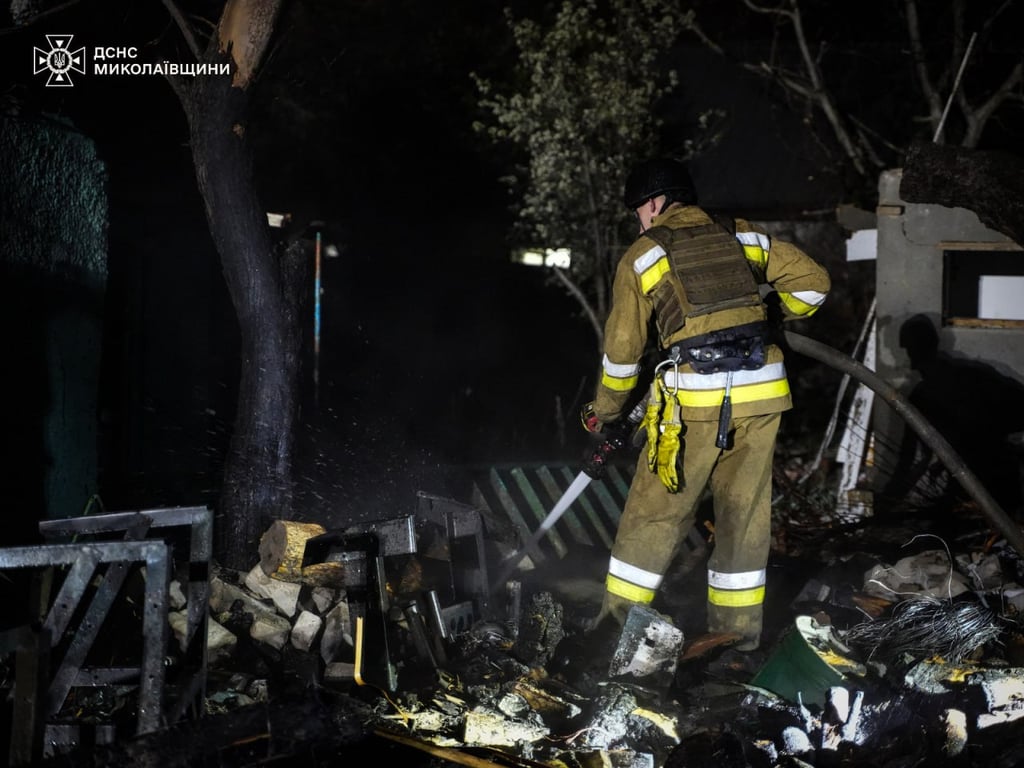  Розтрощені фасади та уламки на подвір’ях після атаки на Миколаїв