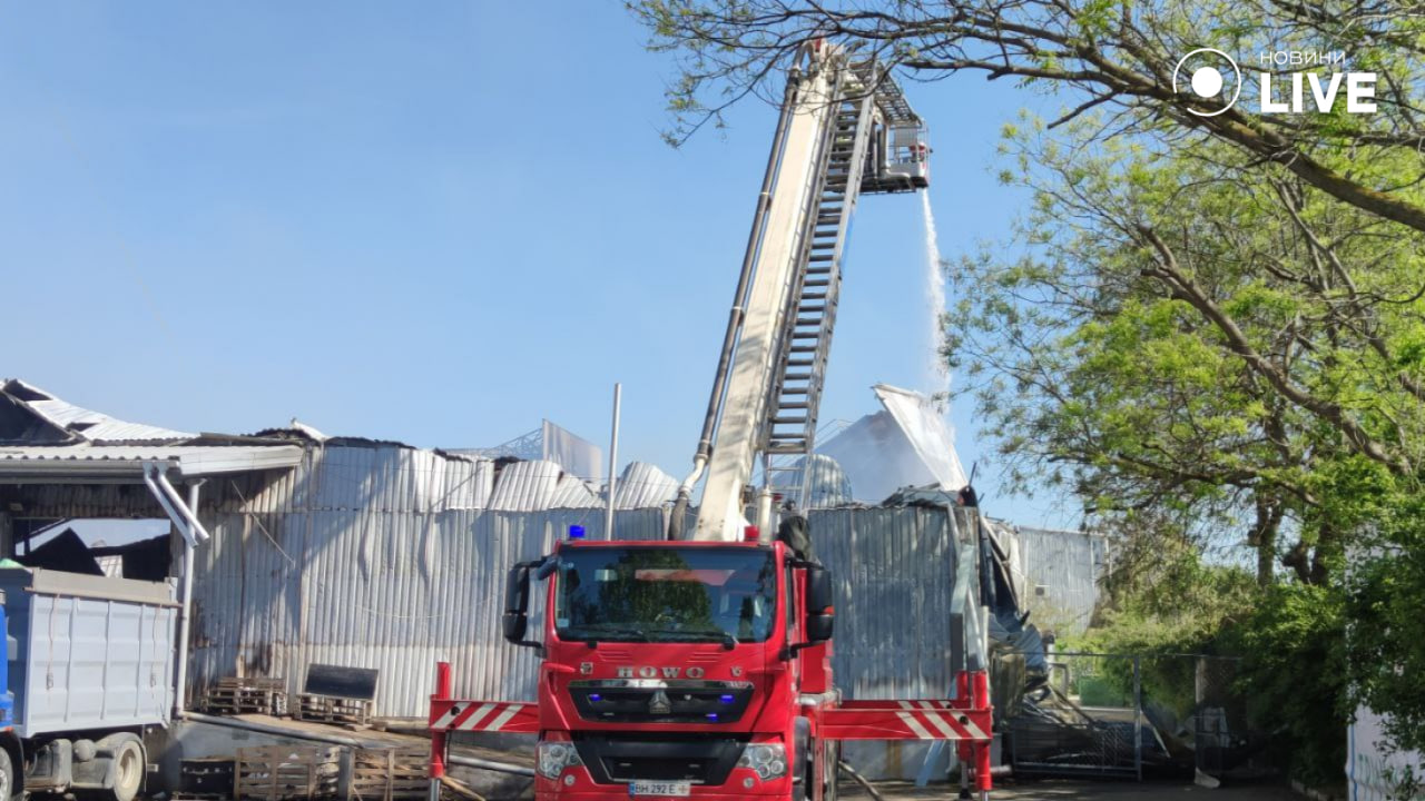 Робота рятувальних служб триває на місці влучання