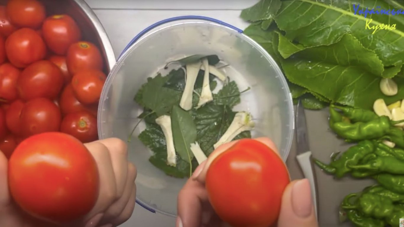 простий рецепт квашених помідорів 