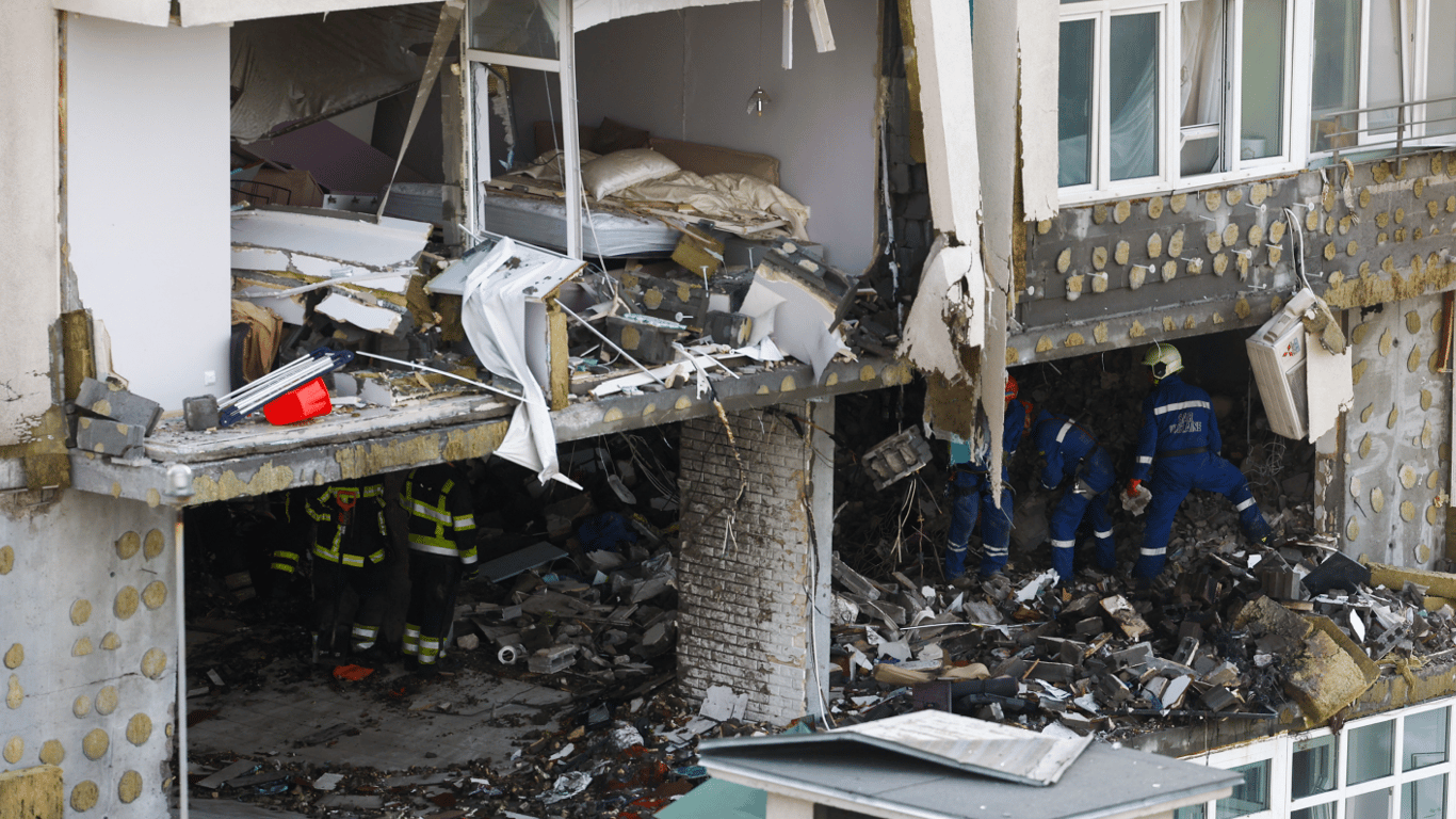 Розбір завалів після ракетного удару по Києву: Кличко повідомив про нові жертви