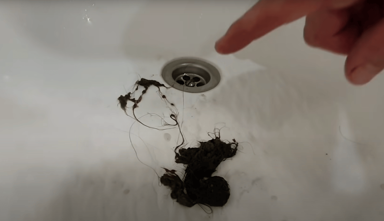 Волосы, которые накопились в сливе в душе