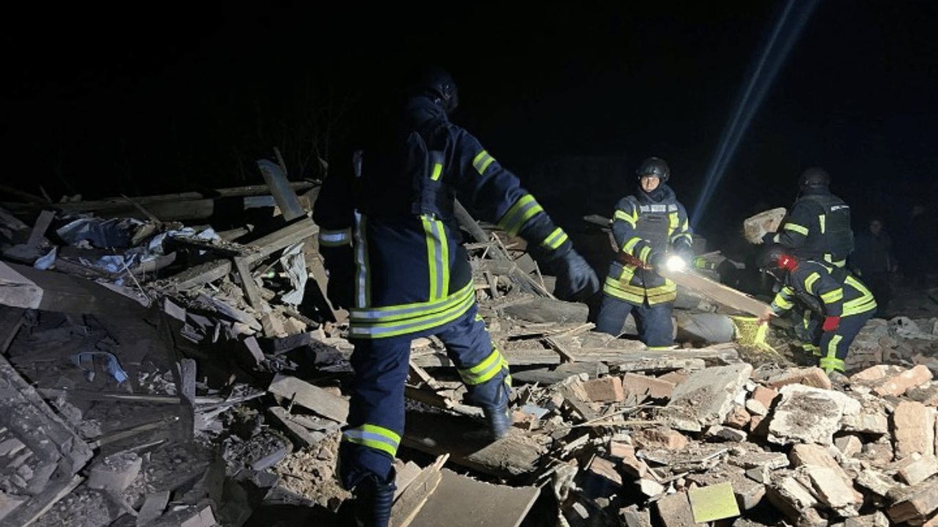 Авиаудар по Харьковской области — спасатели спасли женщину из-под завалов дома