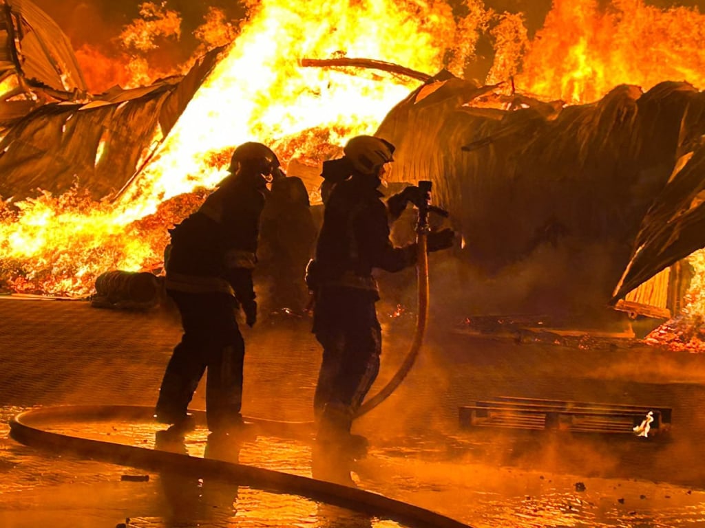масштабна пожежа на складі у Вінниці