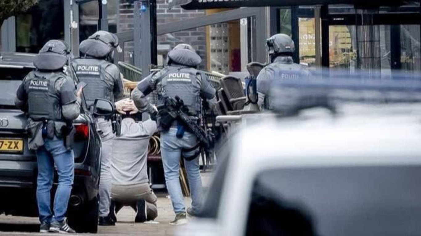 В Нидерландах полиция задержала мужчину, удерживавшего заложников в кафе