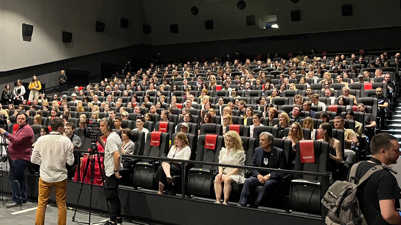 В футболке с трезубцем — звезда Властелина Колец посетил Черновцы - фото 3