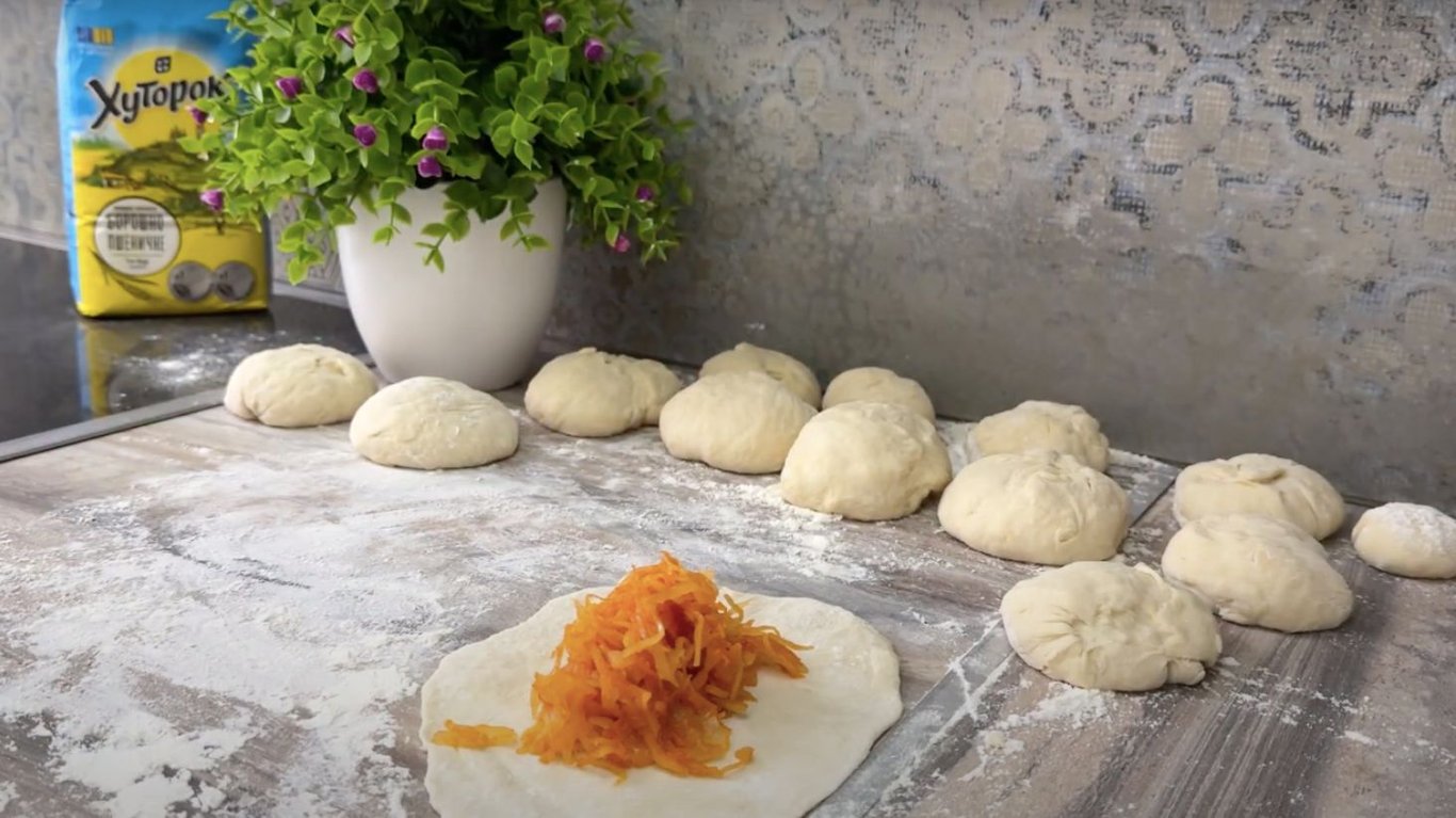 домашній рецепт, як приготувати пиріжки з капустою