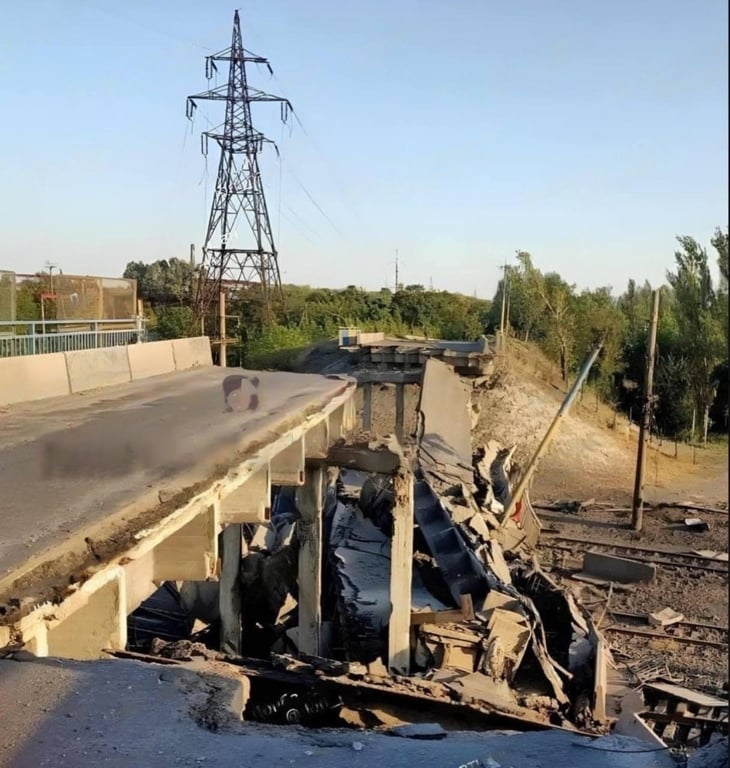 Шляхопровід "Східний" у Покровську після російського обстрілу