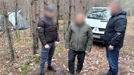 Ховався в лісі з грошима — київський поліцейський отримав підозру - 290x160