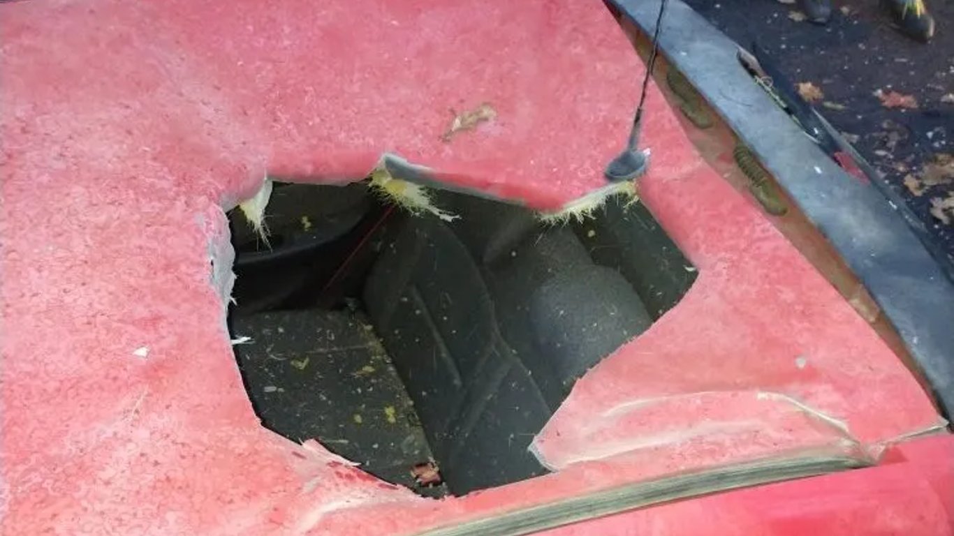 Посреди французского Страсбурга на автомобиль упал метеорит