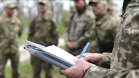 В Івано-Франківську офіцер ТЦК виписував бойові повістки ухилянтам за хабарі — як його покарав суд - 290x166