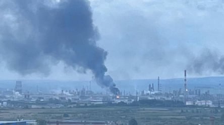 ЗСУ уразили НПЗ у Пермі за 1600 км від кордону: Зеленський - 304x171